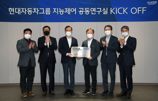 박정국(왼쪽 세 번째) 현대차·기아 연구개발본부장 사장과 최해천(왼쪽 네 번째) 서울대학교 부총장 등 관계자들이 지난 27일 서울 관악구 서울대 교수회관에서 열린 '지능 제어 공동연구실' 설립 행사 후 기념사진을 찍고 있다. 현대차 제공